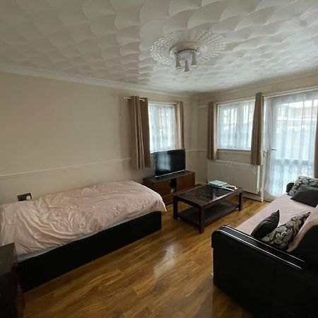 Spacious Bungalow In London, Near Central London, The Excel Centre And The O2, Ideal For Families Exterior foto