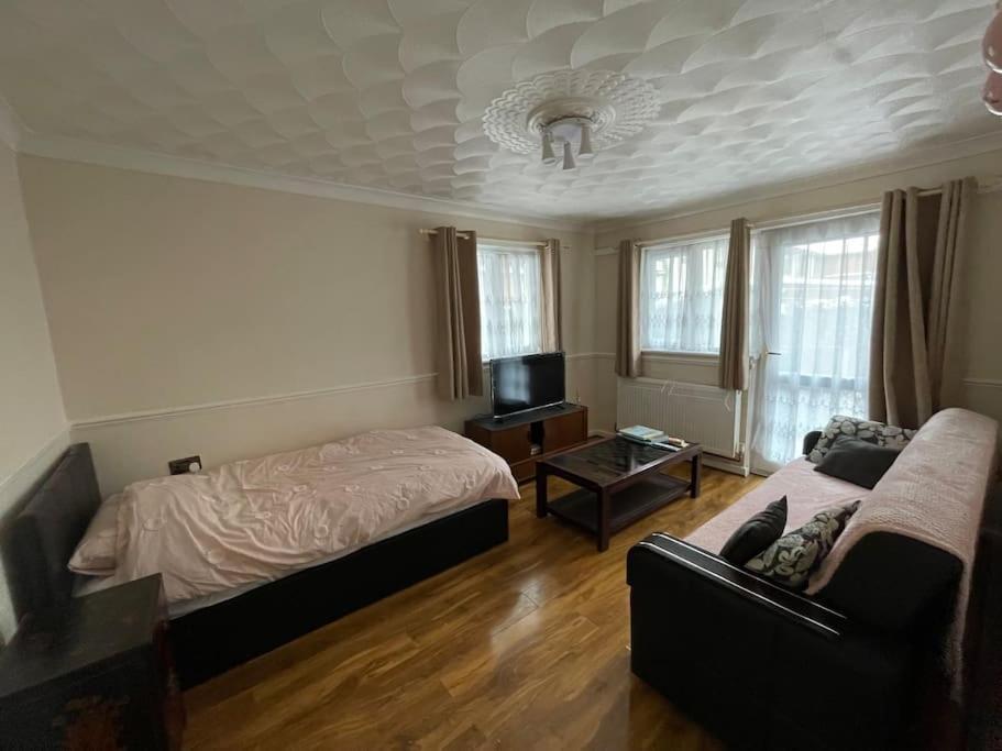 Spacious Bungalow In London, Near Central London, The Excel Centre And The O2, Ideal For Families Exterior foto